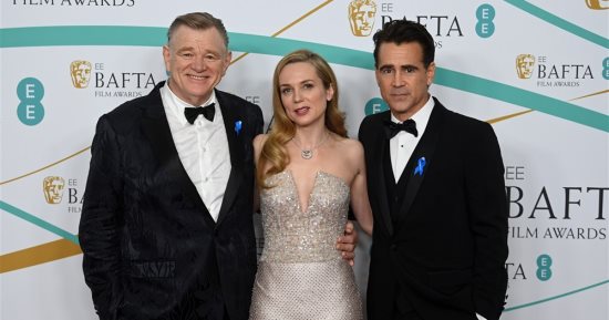 برندان جليسون وكولين فاريل يصلان حفل توزيع جوائز الـ BAFTA