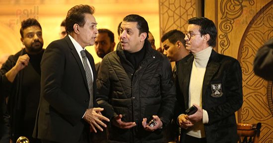 مصطفى كامل ورامى صبرى وحلمى عبد الباقى يقدمون واجب العزاء فى شقيق حكيم 