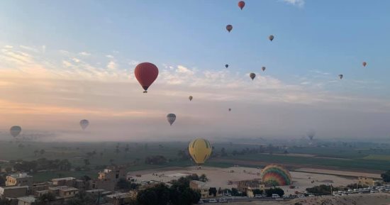 سماء الأقصر تشهد تحليق 1650 سائحا على متن 60 رحلة بالون طائر.. صور