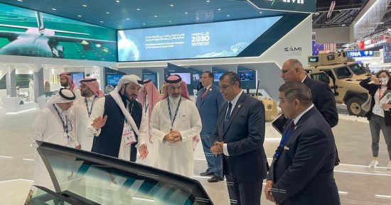 وزير الإنتاج الحربى يتفقد الجناحين الإماراتى والسعودى بمعرض الدفاع IDEX 2023