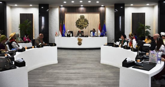 محافظ أسوان يكرم ممثلى وفود الدول الأجنبية المشاركة بمهرجان الثقافة والفنون