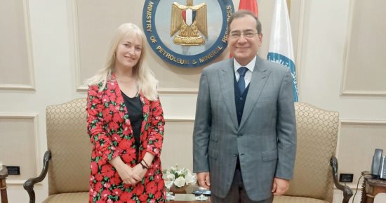 وزير البترول يبحث مع السفيرة الأيرلندية فرص التعاون في الأنشطة البترولية