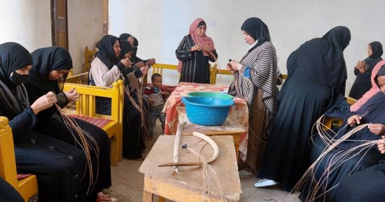 حياة كريمة.. تنظيم دورات تدريبية للحرف اليدوية والمشغولات بقرى أسوان
