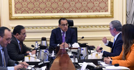 مدبولى يستعرض الموقف التنفيذى للمشروعات بالمنطقة الاقتصادية لقناة السويس