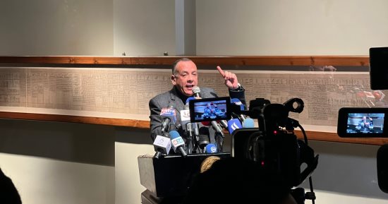 الأمين العام للمجلس الأعلى للآثار يعلن اكتشاف بردية جديدة بسقارة "وزيري 2"
