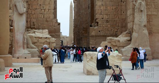 زوار العالم فى ضيافة الأجداد.. إقبال كثيف من السائحين على معبد الكرنك بالأقصر