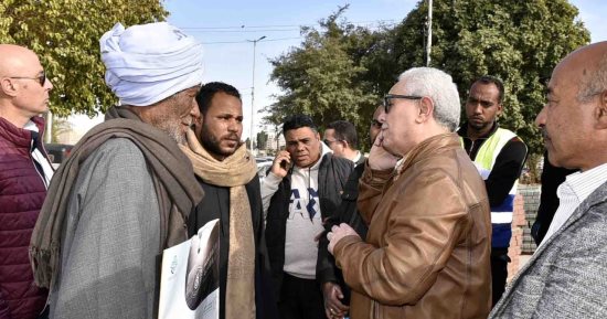 محافظ الأقصر يتفقد إنشاء كورنيش البر الغربى ويلتقى بأهالى القرنة.. صور