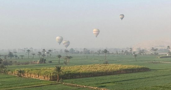 تحليق 63 رحلة بالون طائر على متنها 1700 سائح بسماء الأقصر.. صور