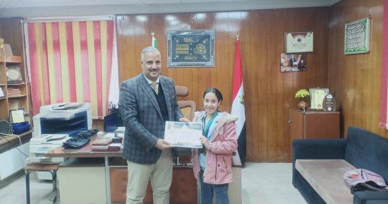 وكيل وزارة الشباب والرياضة بالقليوبية يكرم بطلة الكاراتية منة إمام.. صور