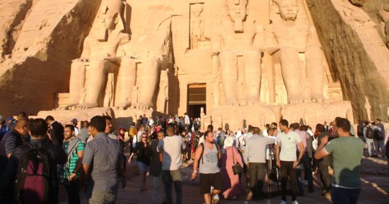 مدينة أبوسمبل تتزين احتفالا بتعامد الشمس.. محافظ أسوان يستقبل الأفواج السياحية بالهدايا.. فنون شعبية نوبية فى استقبال السائحين بالمطار الدولى.. تركيب شاشة عملاقة لتجنب الزحام بالمعبد.. صور