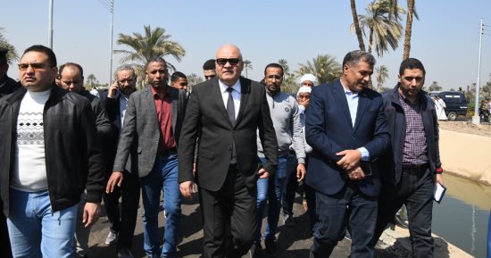محافظ قنا يتفقد أعمال الرصف والتبطين بقرية العركى ضمن مشروعات حياة كريمة