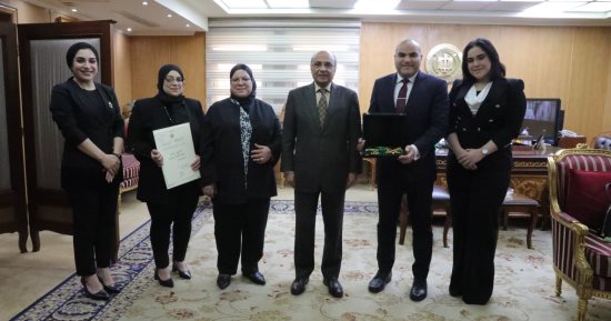 منح المستشار الراحل سعيد مرعي وسام الجمهورية من الطبقة الأولى.. صور