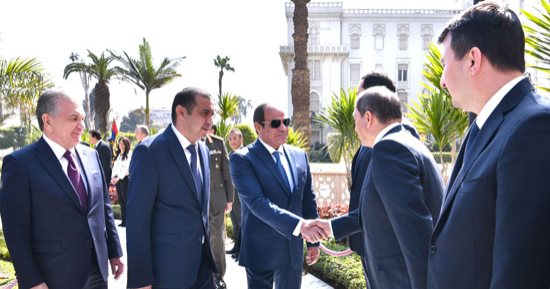 الرئيس السيسى فى مؤتمر صحفى مشترك مع رئيس أوزبكستان: أكدنا أهمية التعاون الأمنى والمعلوماتى فى مجال مكافحة التطرف.. واتفقنا على أهمية إيجاد حل لقضية سد النهضة وتشجيع الجانب الإثيوبى على توقيع اتفاقية ملزمة