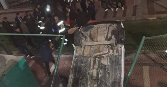 رفع آثار حادث سقوط سيارة بممشى كورنيش النيل السفلى ببنى سويف.. صور