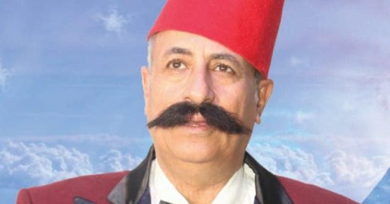 صابر عبد الله يجسد شخصية "عبده الحامولى" فى مسرحية "يا شيخ سلامة"