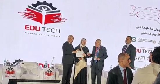 وزير التعليم يكرم أوائل الدبلومات الفنية للعام الماضى .. صور