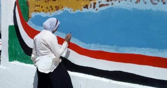 طالبات الثانوية الفنية يشاركن فى تجميل النصب التذكارى بمدينة الخارجة.. صور