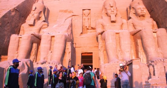 الشمس تتعامد على وجه رمسيس الثانى بمعبد أبو سمبل.. توافد أعداد كبيرة من الأجانب والمصريين لمشاهدة الظاهرة الفلكية الفريدة.. وتوفير سيارات كهربائية لنقل السائحين وكبار السن وذوى الهمم إلى داخل ساحة المعبد.. صور