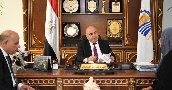 محافظ قنا يستقبل 70 مواطنًا بمكتبه لبحث طلباتهم ويوجه بسرعة فحص الشكاوى