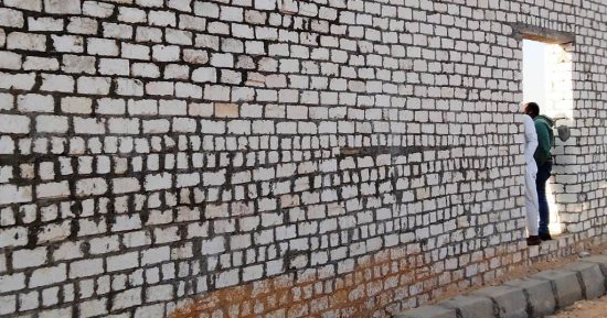محافظ أسوان يكلف بترميم سور الجبانة القديمة ويوجه بتشكيل لجنة تكريم الإنسان 