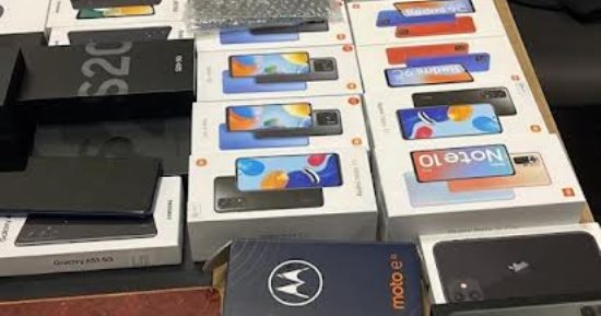 ضبط راكب بمطار القاهرة حاول تهريب 43 هاتفا محمولا وآخر بحوزته شرائط ترامادول
