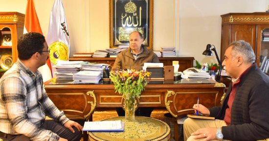 محافظ أسيوط يناقش خطة مشروع الرصف بالمراكز والأحياء  