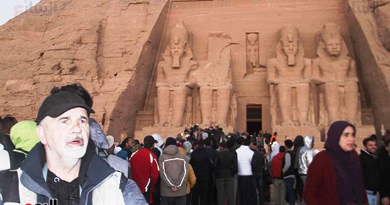 لحظات لا تنسى.. صور تجسد انبهار السائحين بتعامد الشمس على معبد أبو سمبل
