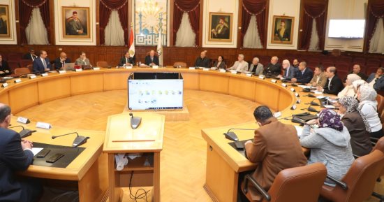 محافظ القاهرة يبحث الخطوات اللازمة لدفع عجلة العمل بالمشروعات المتعثرة