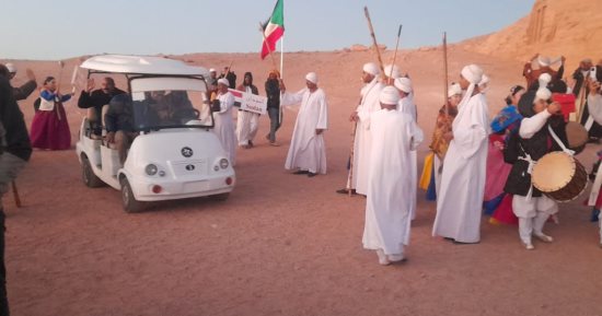 سيارات كهربائية تنقل السائحين لمتابعة تعامد الشمس بأبو سمبل.. صور