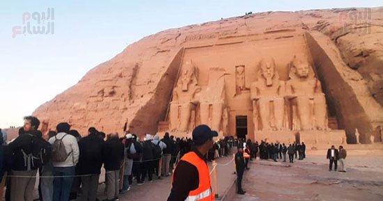 بدء تعامد الشمس على وجه رمسيس بمعبد أبو سمبل.. صور