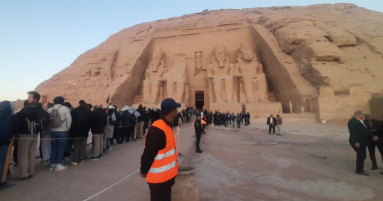 الشمس تتعامد على معبد أبو سمبل فى حضور مئات السائحين