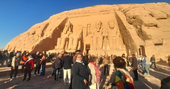 "آثار أسوان": 6300 سائح شاهدوا ظاهرة تعامد الشمس بمعبد أبو سمبل.. صور