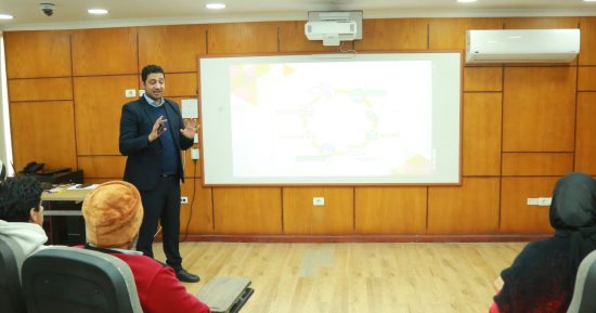 استمرار برامج نقل المعرفة التخصصية وبرامج تطوير الذات بمركز استدامة