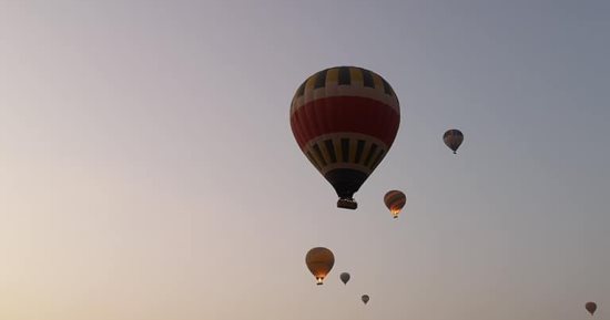 أكثر من 1600 سائح يستمتعون بالطقس على متن 60 بالونا طائرا بالأقصر.. صور