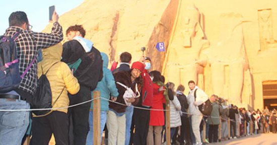 بحضور 6300 سائح وزائر.. الشمس تتعامد على وجه الملك رمسيس الثانى بأبو سمبل