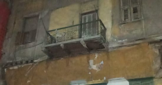 انهيار أجزاء من عقار قديم خال من السكان بالمنشية في الإسكندرية
