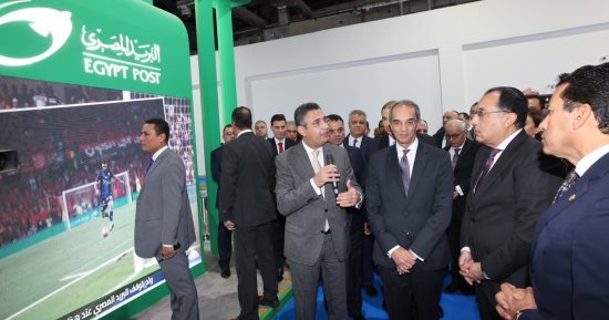 رئيس الوزراء يتفقد جناح البريد بأحد المعارض الرياضية