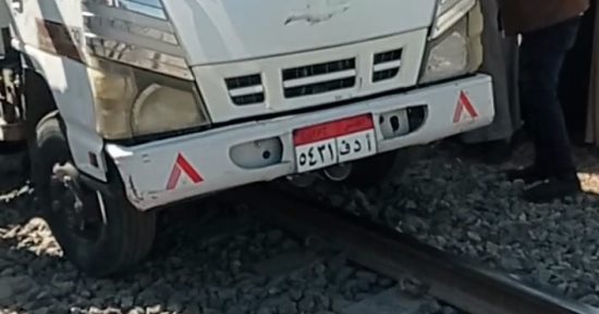 قائد قطار ينقذ الركاب من كارثة بعد عبور سيارة نقل أمامه بشكل عشوائى