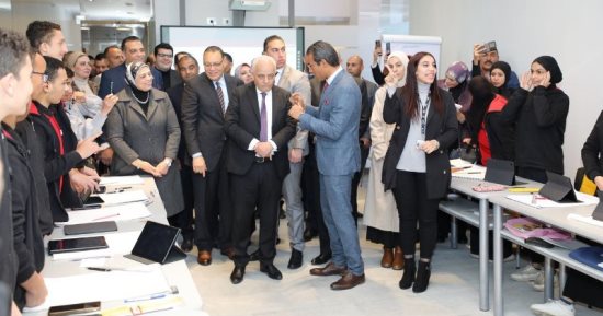 تفاصيل زيارة وزير التعليم لمدينة العاشر من رمضان.. حجازى يعلن عن التوسع في المدارس التكنولوجية و تصدير خريجيها المتميزين للخارج.. وبوسترات لغة الإشارة بالمدارس لدمج ذوى الهمم .. صور
