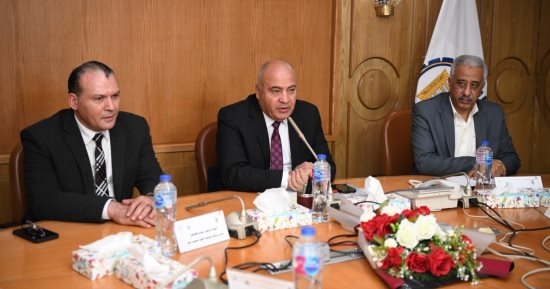 محافظ قنا يبحث مقترح خطة العام المالى الجديد خلال استقبال وفد من البنك الدولى