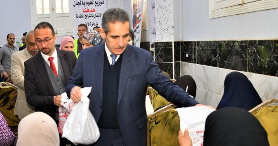 محافظ الغربية يسلم مساعدات اجتماعية لـ100 أسرة فى كفر الجنيدى بزفتى