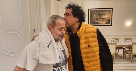 الكينج محمد منير يقبل رأس جورج وسوف.. صور