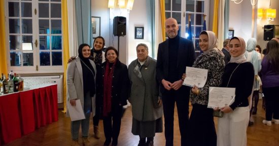 قنصل فرنسا بالإسكندرية يُسلم شهادات طلاب جامعة السوربون
