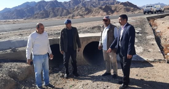 لجنة من إدارة الأزمات تتابع مخرات السيول والطرق والبرابخ بمدينة سفاجا 