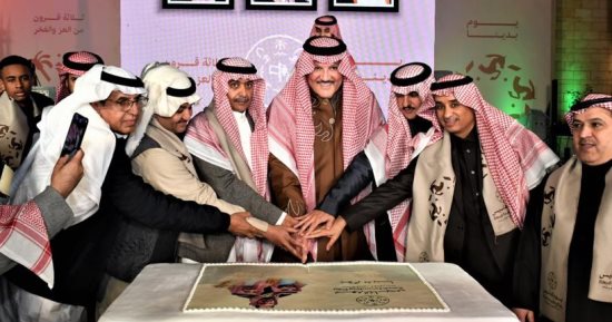 احتفالات السعوديين بيوم التأسيس.. عروض جوية عسكرية وألعاب نارية تزين سماء المملكة.. احتفاء برموز التأسيس.. استعراضات رقصة العرضة النجدية الشهيرة ومسيرات الخيول تجوب الشوارع.. صور