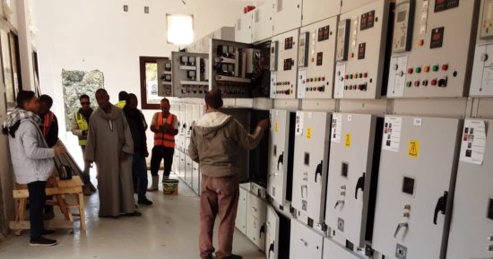 حياة كريمة بالأقصر.. تثبيت 17 خلية بلوحة توزيع كهرباء النمسا فى إسنا