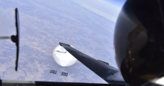 سيلفى مع البالون.. البنتاجون ينشر صورة لطيار مع المنطاد الصينى قبل إسقاطه