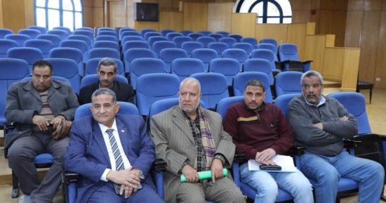 نائب محافظ المنيا يناقش سبل دفع العمل فى ملف المشروعات المتعثرة.. صور