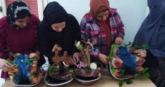"علمنى حرفة".. ورشة عمل لفتيات بردين لفن النحت على الفخار 