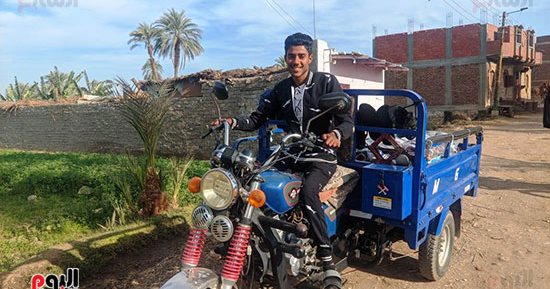 "بطل من ذهب".. محمد طالب جامعى وشاعر صباحًا وبائع متجول فى القرى مساءً.. تحدى إعاقته الحركية بالتفوق الدراسى ويعمل للإنفاق على أسرته وأشقائه من ذوى الهمم.. ويؤكد: راضٍ بقضاء الله وأتمنى عرض أعمالى بمعرض الكتاب